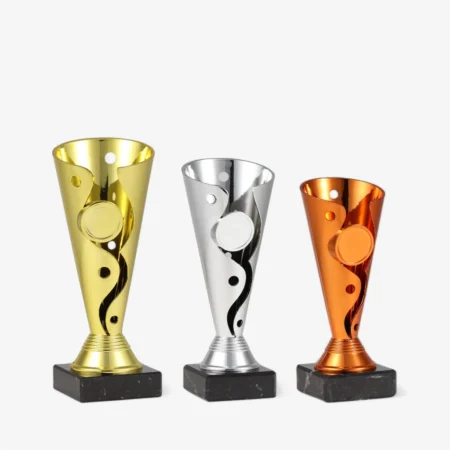 Plastikpokal 7000GSB i guld sølv og bronze fra C.Centrum