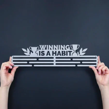 Medalje ophæng Winning is a habit i stål
