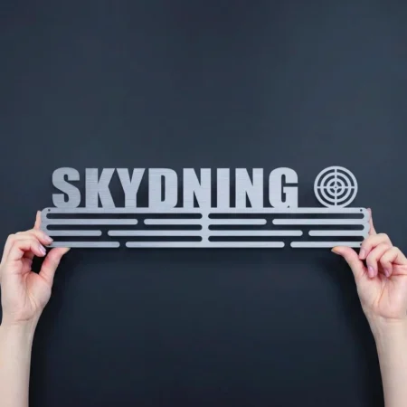 Flot medalje ophæng med teksten "Skydning" samt en skydeskive