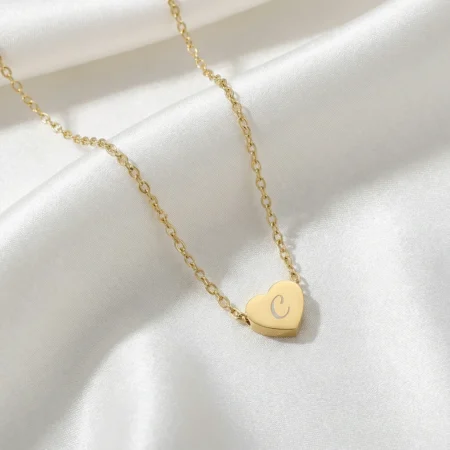 Lille hjerte med gennemgående kæde og initial gravering fra CC Jewelries | C.Centrum