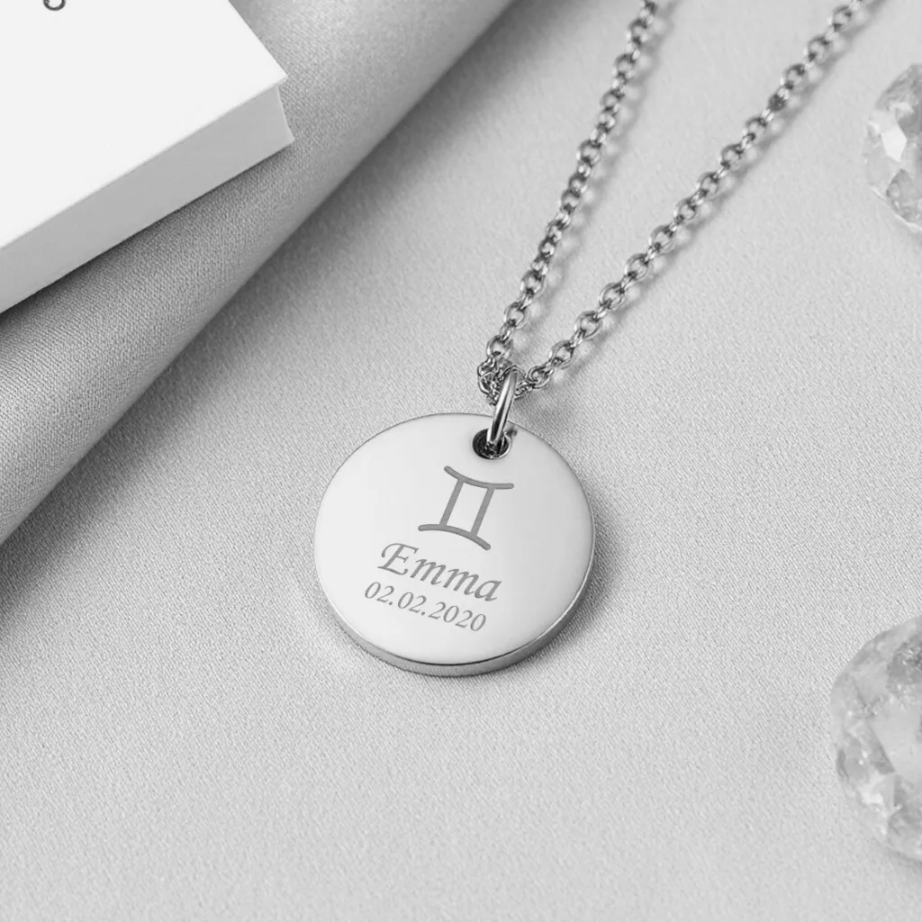 Stjernetegns halskæde med gravering, sølvfarvet | CC Jewelries