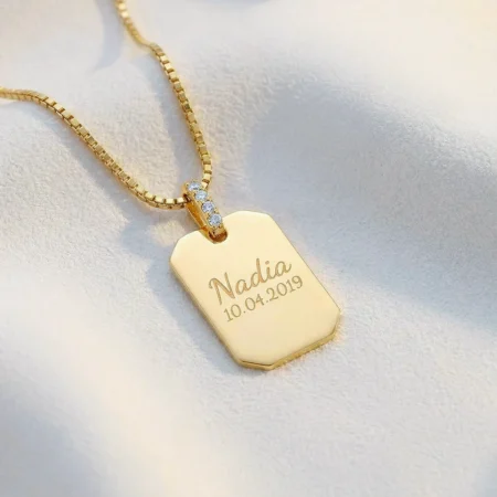 8kt. guldvedhæng firkantet plade m/cz fra Siersbøl med gratis gravering