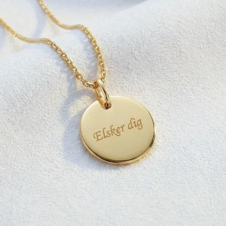 Rund vedhæng i 8 kt guld med gratis gravering