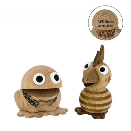 Kaj og andrea træfigurer med gratis gravering.