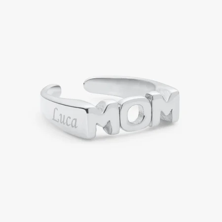 Sølvfarvet mom ring med gravering fra CC Jewelries | C.Centrum