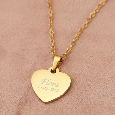 Hjerteformet guldhalskæde med gravering | CC Jewelries