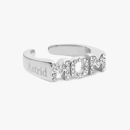MOM ring med zirkoner, Sølvfarvet samt gratis gravering fra CC Jewelries | C.Centrum