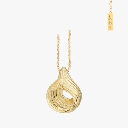 Wavy Drop Halskæde i Forgyldt Sølv – Elegant Smykke med Personlig Gravering