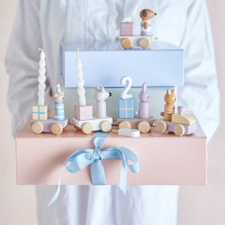 Junaid Rosa fødselsdagstog fra Bloominville Mini med gravering af navn på vogn. C.Centrum