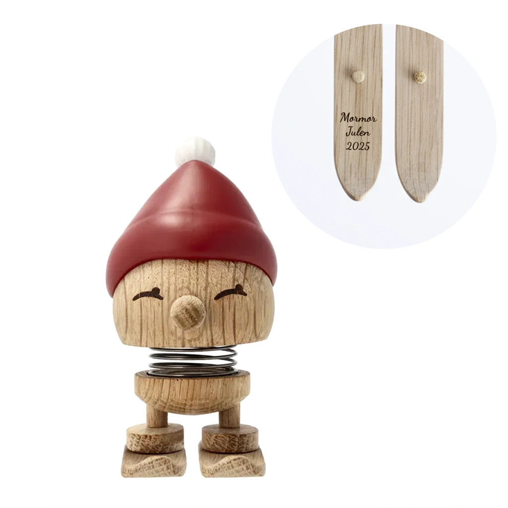 Jule Hoptimist på ski med rød hue - Træ