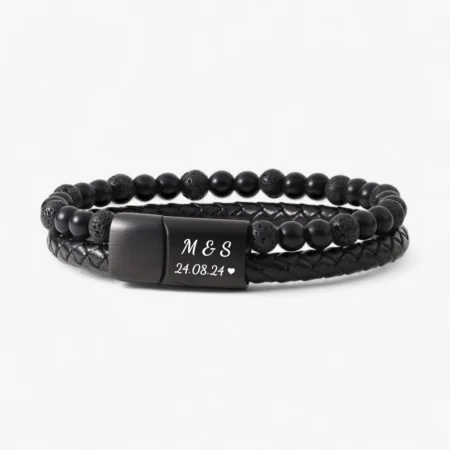 Stilrent herrearmbånd i sort læder og natursten. Gravér en personlig tekst gratis – perfekt gave til kæresten eller manden i dit liv.