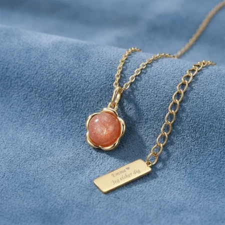 Flower halskæde med solsten og personlig gravering fra Sierrsbøl | C.Centrum