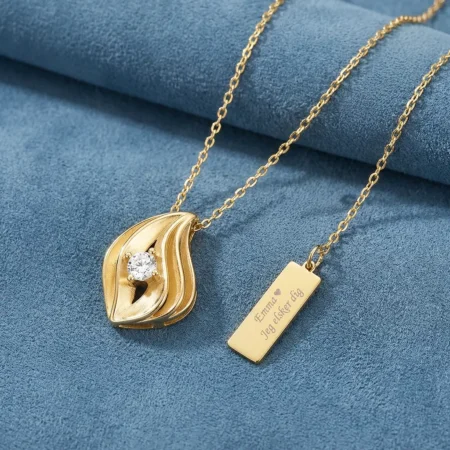 Abstrakt halskæde med zirkoner i forgyldt sølv og personlig gravering | C.Centrum