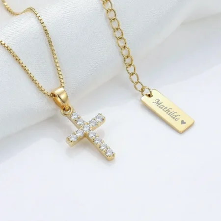Lille 8 karat guld kors halskæde med zirkoner og personlig indgravering fra Siersbøl | C.Centrum