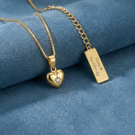 8 karat guld hjerte med zirkon og gravering på halepladen fra Siersbøl | C.Centrum