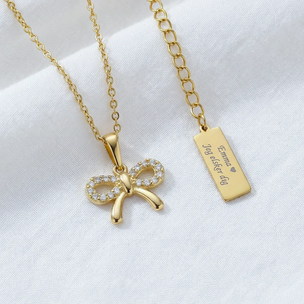 Sløjfe halskæde med zirkoner og gravering | 8 kt. guld | Scrouples