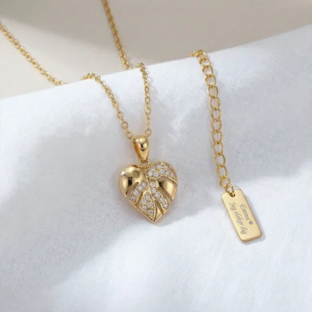 Hjerte blad halskæde med zirkoner og gravering på halepladen fra CC jewelries | C.Centrum